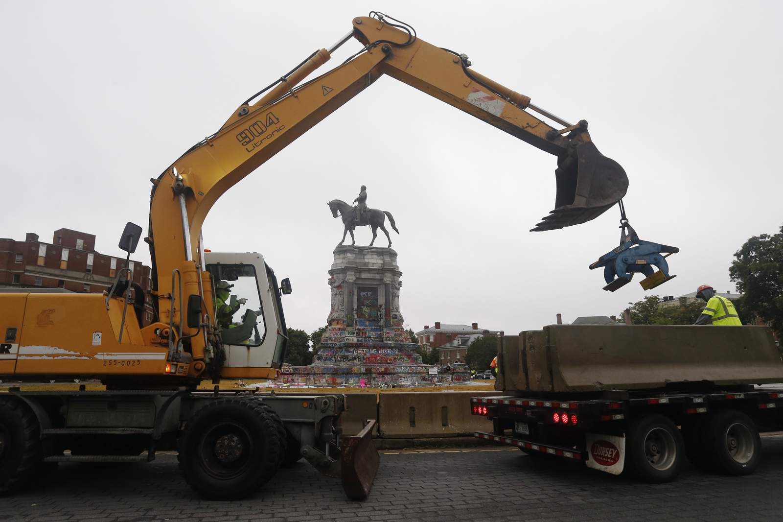 Injunction extended against removing Lee statue in Virginia