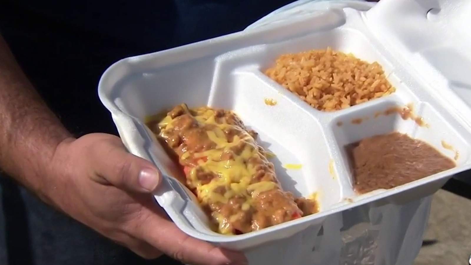 SE Side restaurant gives away 500 enchilada plates to thank community