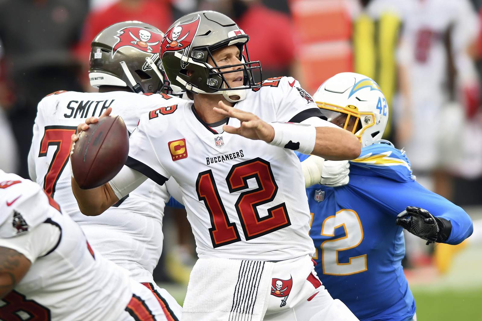 Brady throws for 5 TDs, Bucs rally to beat Chargers 38-31