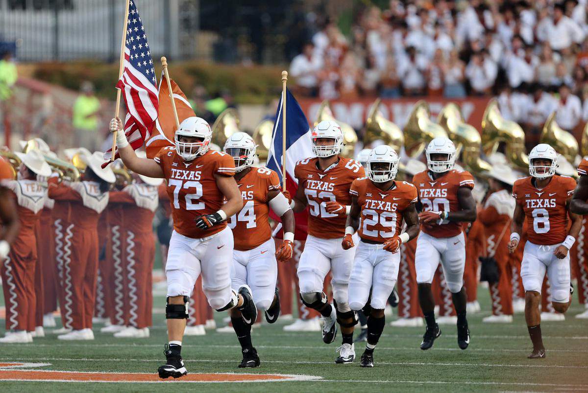 UT-Austin football players say they were forced to stay on field for “Eyes of Texas” to appease angry donors and fans