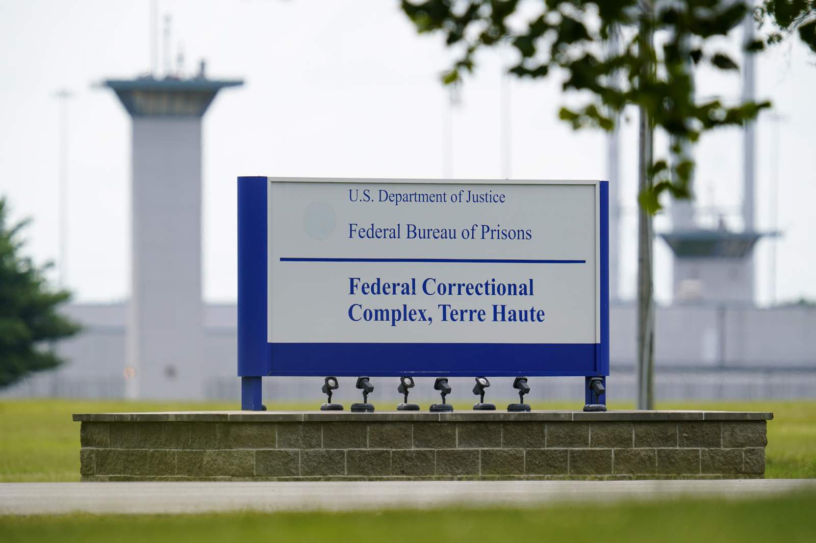 Federal prisons to prioritize staff to receive virus vaccine