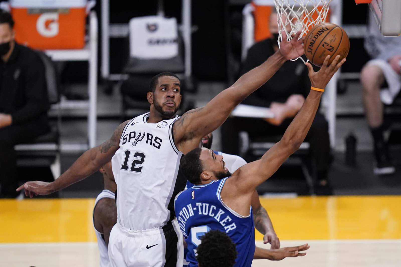 They love LA: Spurs snap Lakers 4-game winning streak