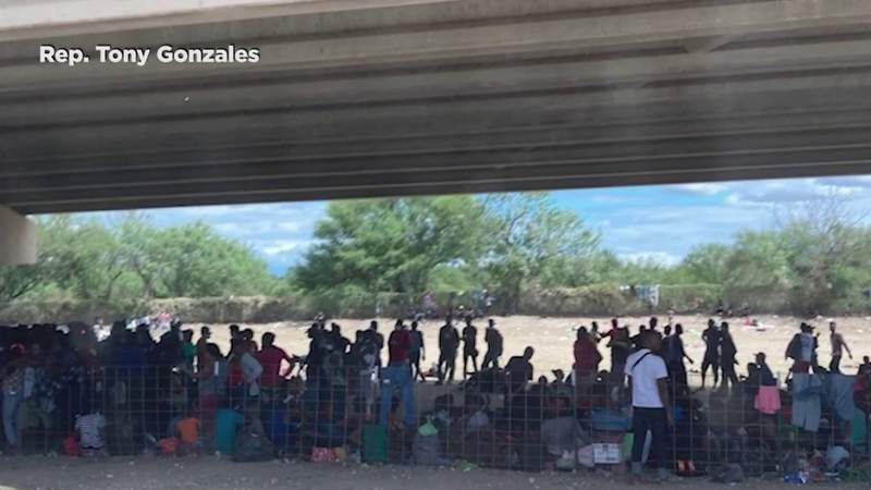 Thousands of migrants awaiting processing under international bridge in Del Rio, mayor says