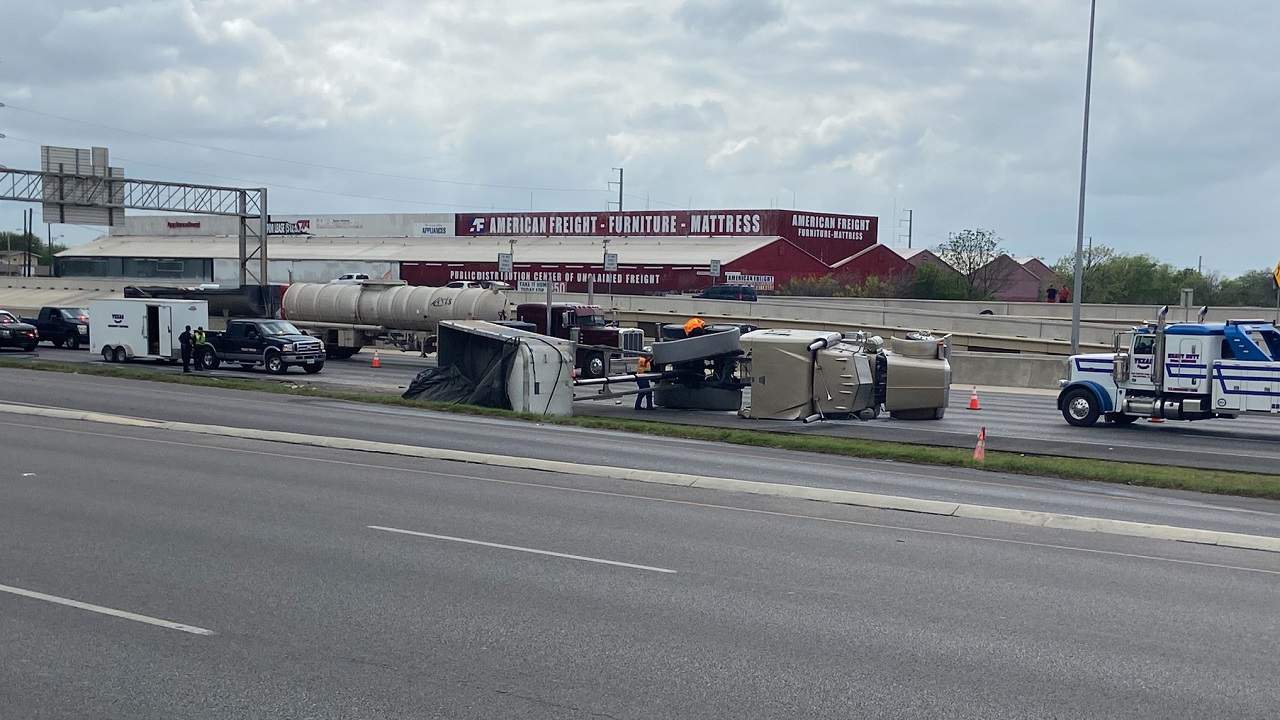 18-wheeler flips, takes down highway sign, power lines on I-35 on San Antonio’s Northeast Side