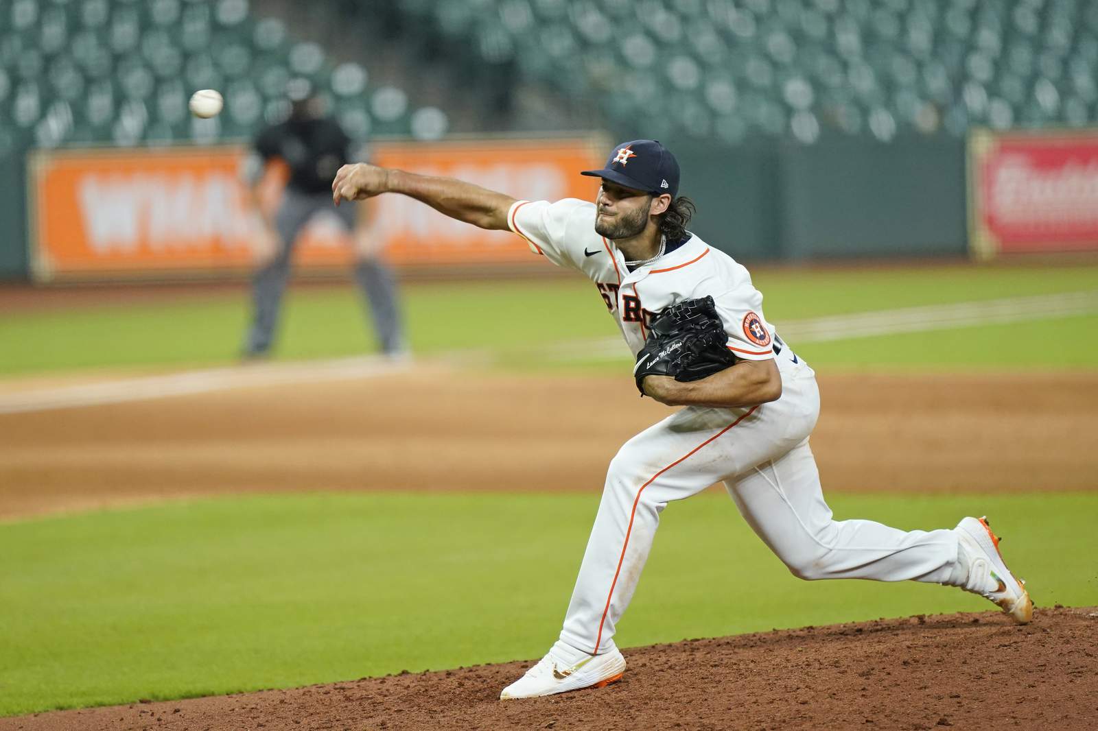 Astros' McCullers has no-hitter through 6 against Giants
