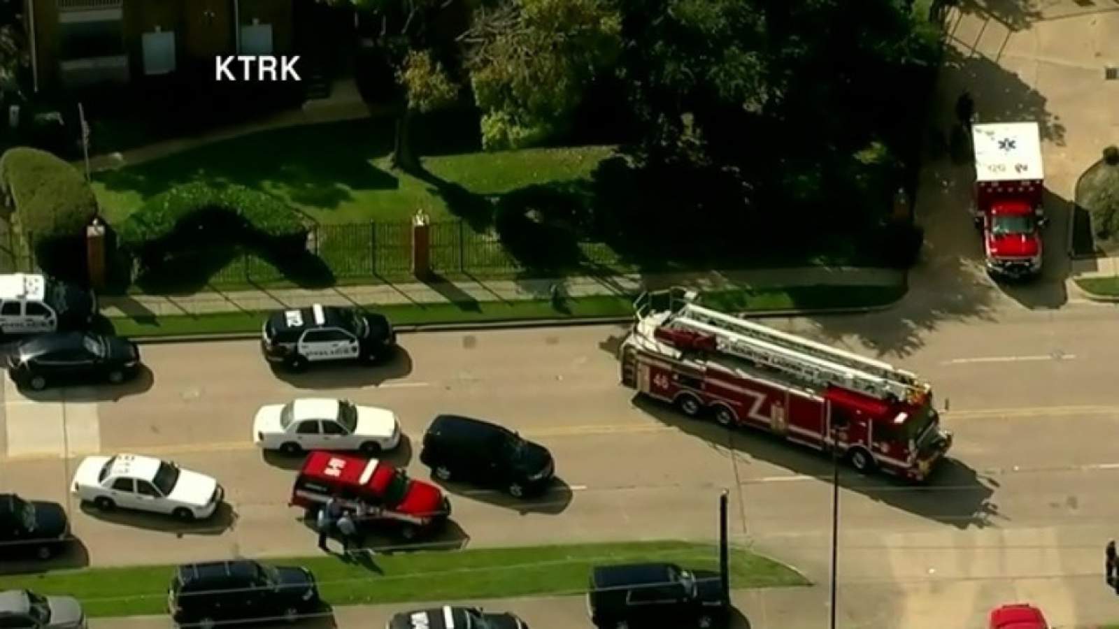 1 Houston police officer killed, another wounded; suspect shot and in custody