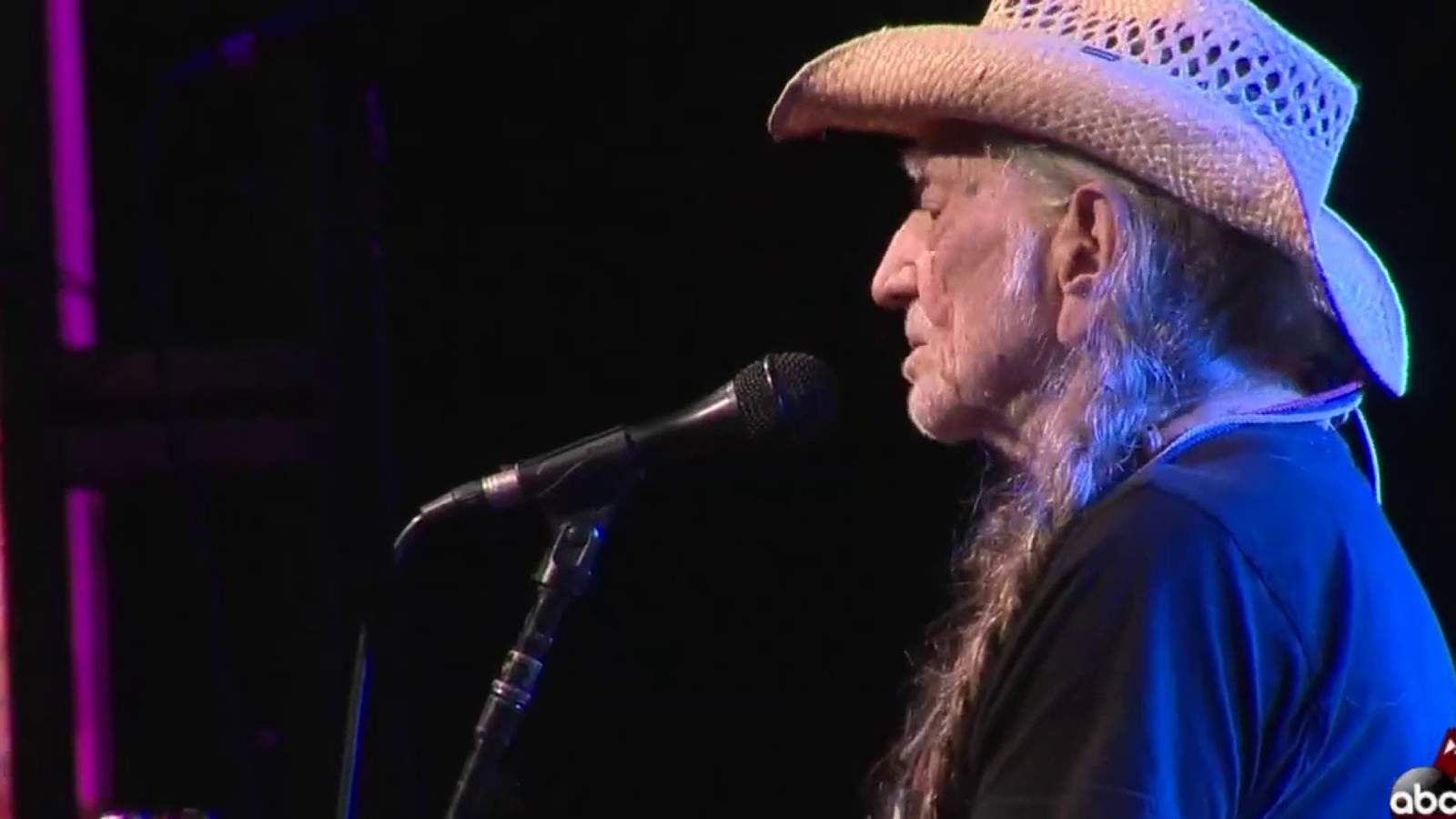 Country music icon Willie Nelson pens new book