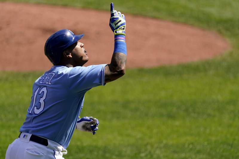 Royals' Perez ties Bench's HR mark with 45th in loss to A's