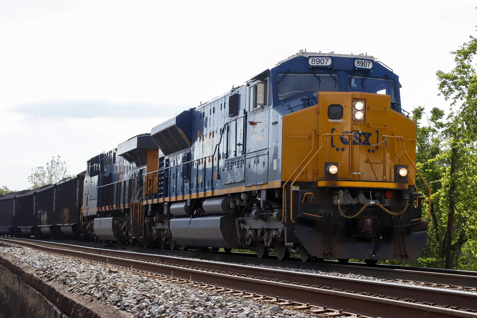 CSX profit slips in 4Q but railroad hauls 4% more freight