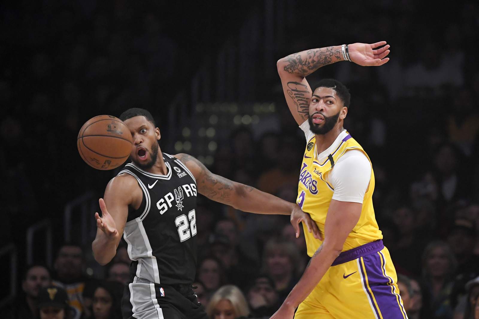LeBron gets 36 in 3-point barrage, Lakers rout Spurs 129-102