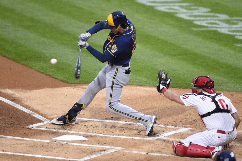 Brewers' Yelich back on injured list, 1 day after returning