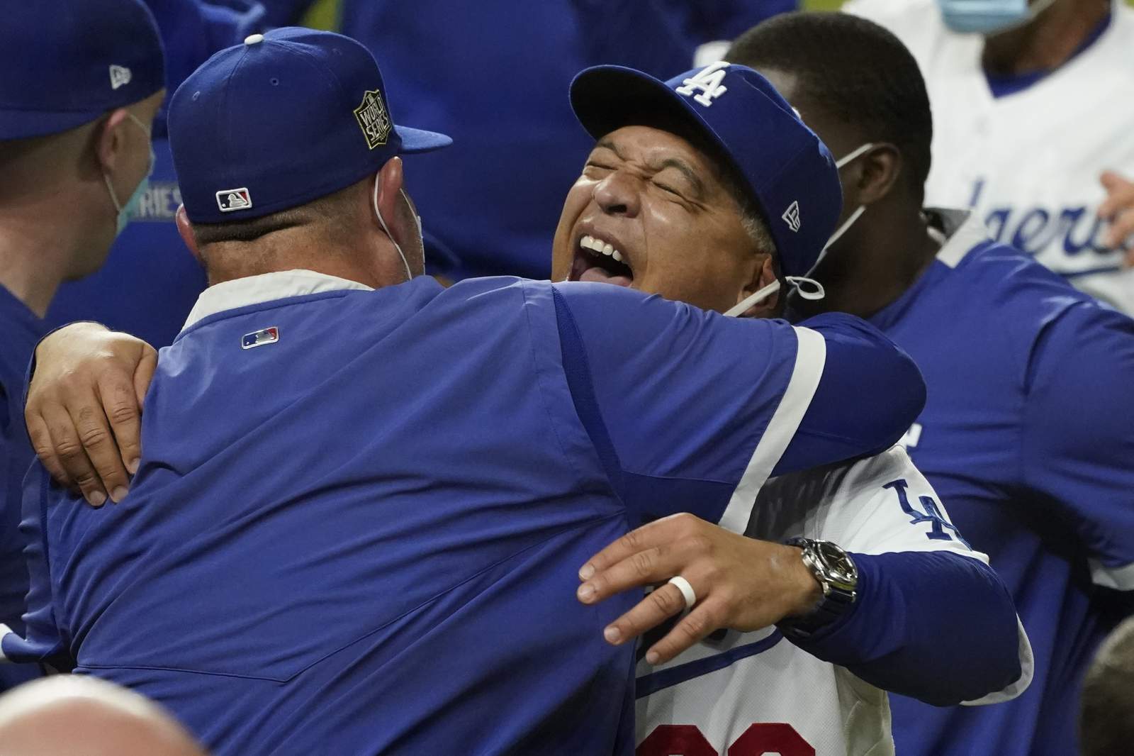 Roberts guides Dodgers to 1st World Series title in 32 years
