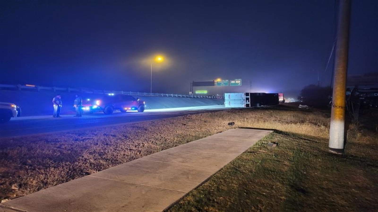 18-wheeler carrying FedEx packages crashes on I-35 in Schertz, police say