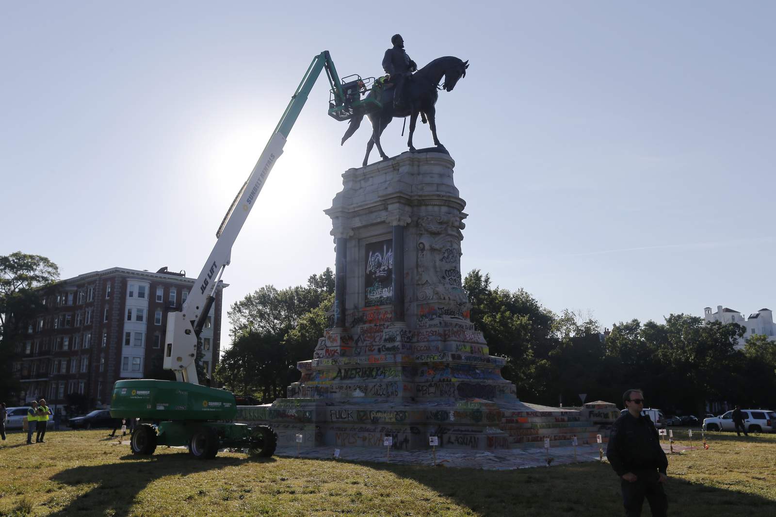 Crews inspect, but won't yet remove, Richmond's Lee statue
