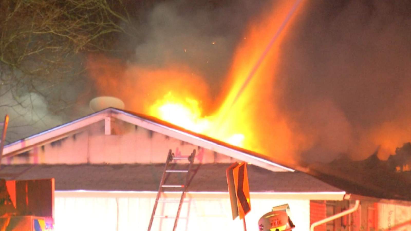 Duplex fire forces 8 people, cat, out into cold weather
