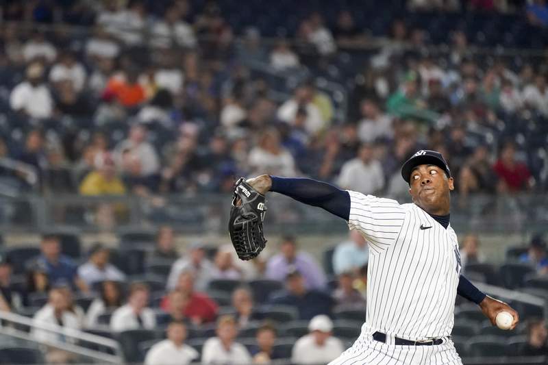 Yanks closer Chapman on injured list with elbow inflammation
