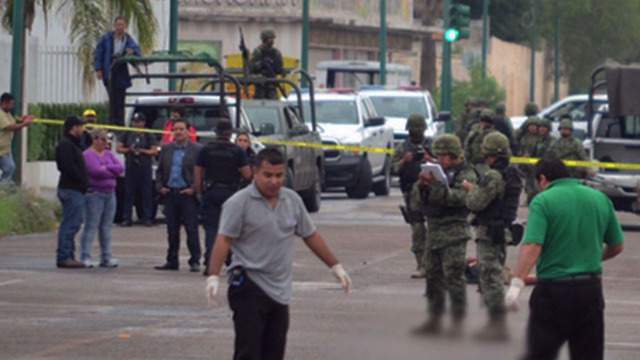 Cartel blockades, gunfire leave 1 dead in Mexico border city