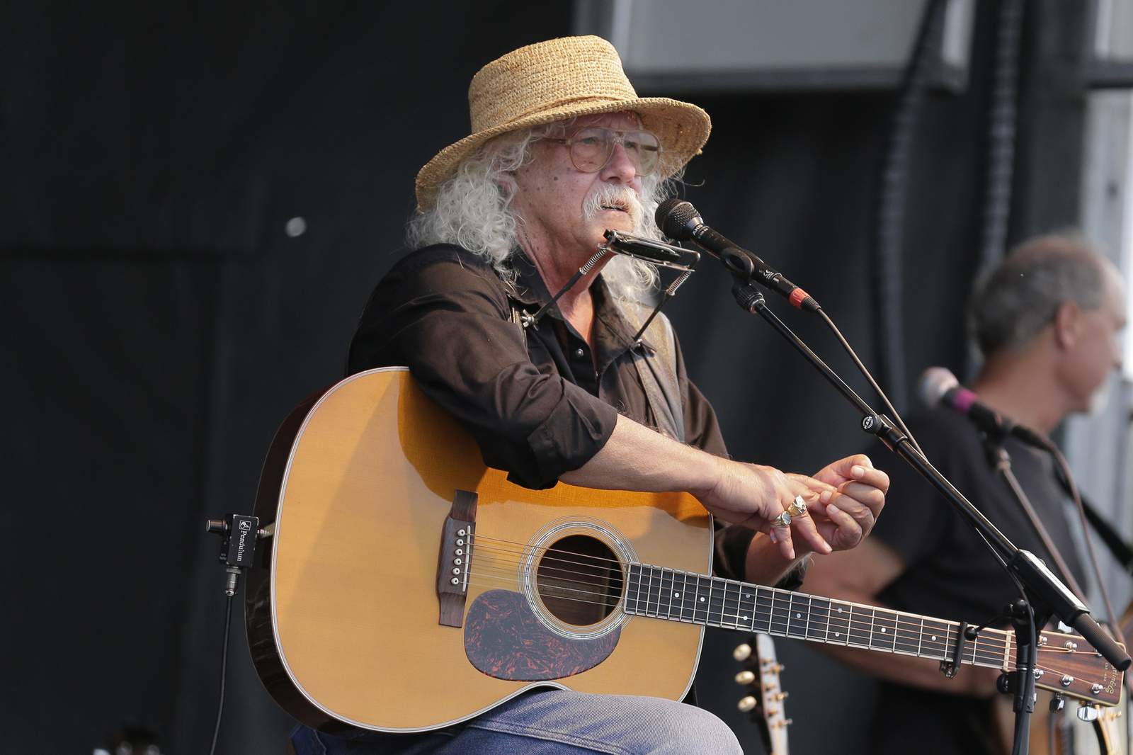 Arlo Guthrie, citing health, says he's retired from touring