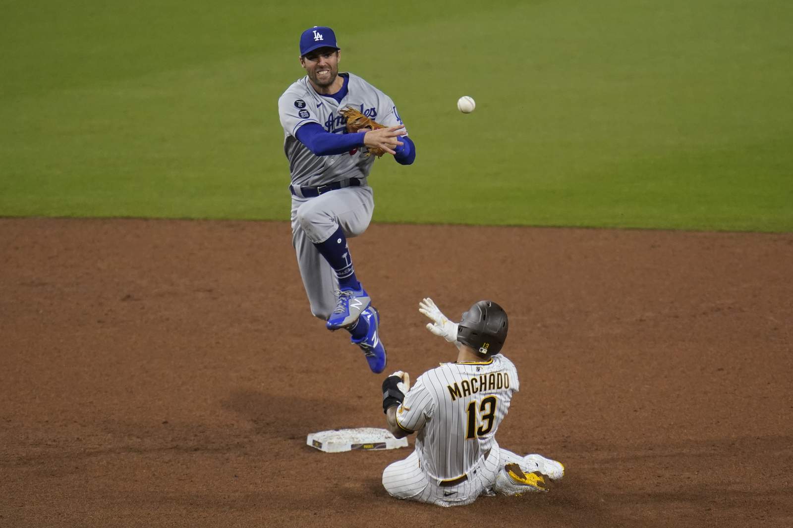 Betts makes diving grab as Dodgers beat Padres 2-0