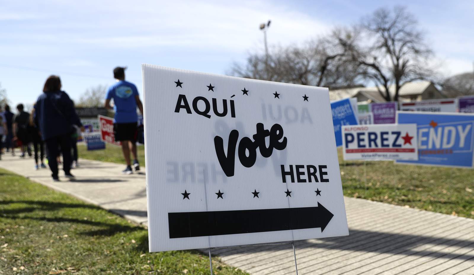 Asiste a votaciones tempranas en Bexar County