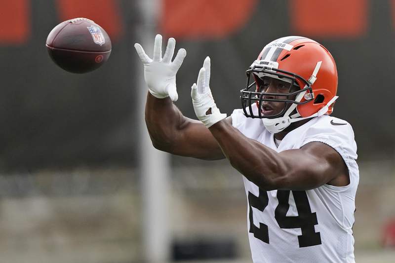 Running mates: Chubb, Browns sign 3-year extension
