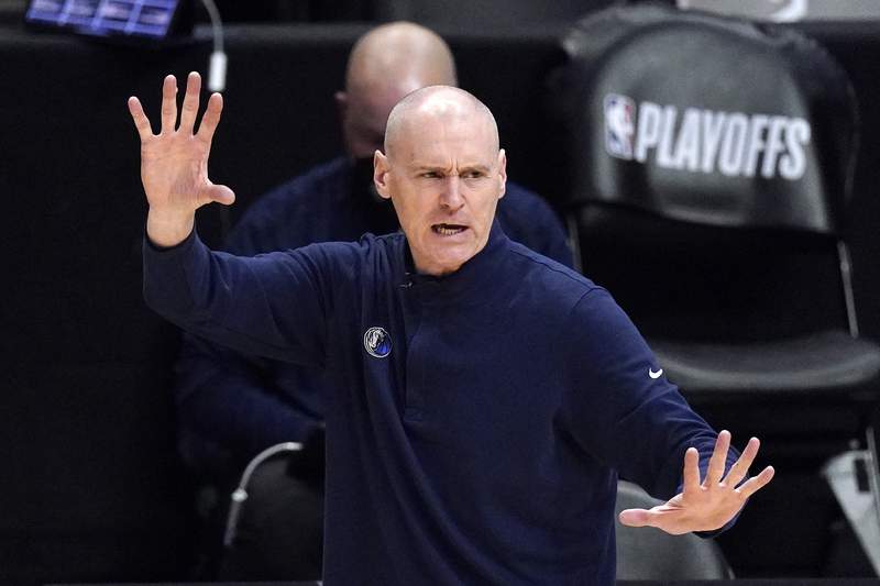 Carlisle steps down as Mavs' coach, one day after GM departs