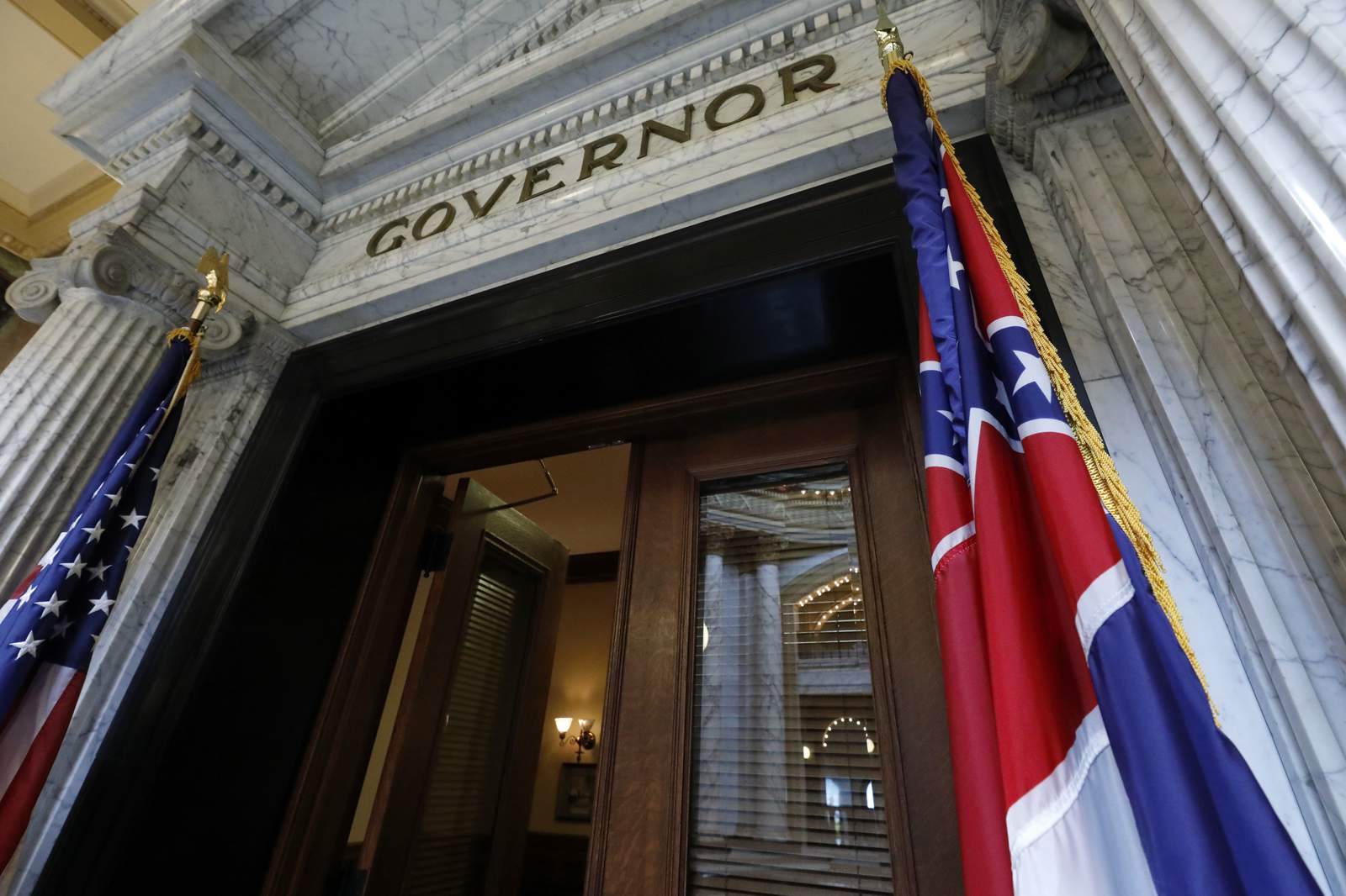 Governor to retire Mississippi's Confederate-themed flag