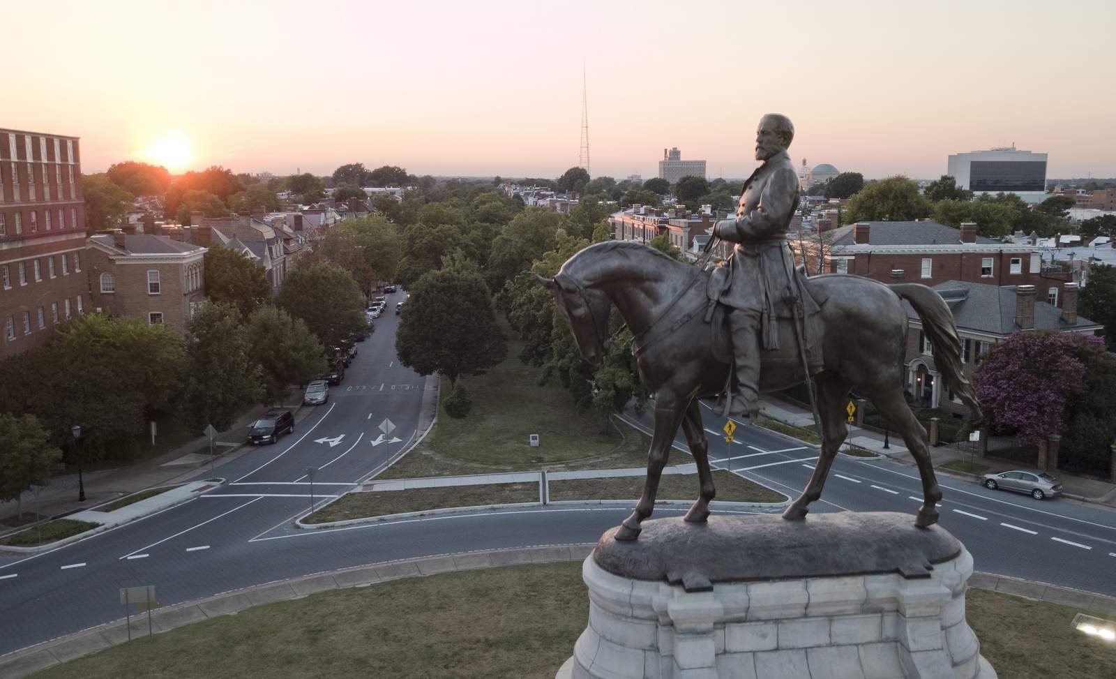 Poll: Virginians about evenly divided on Confederate statues