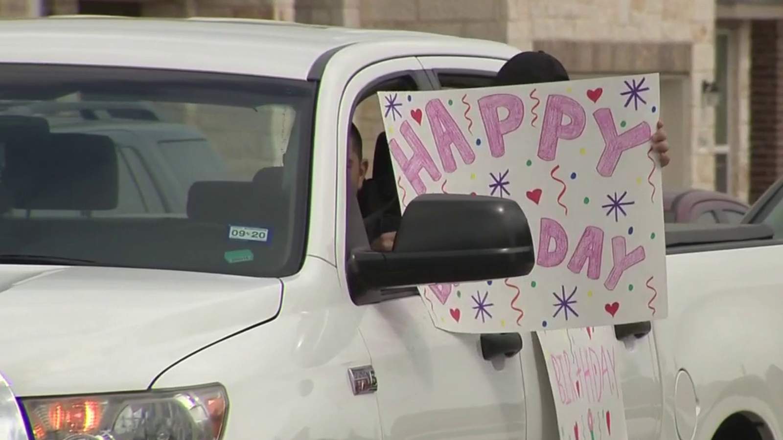 Mom surprises daughter on 10th birthday with street parade