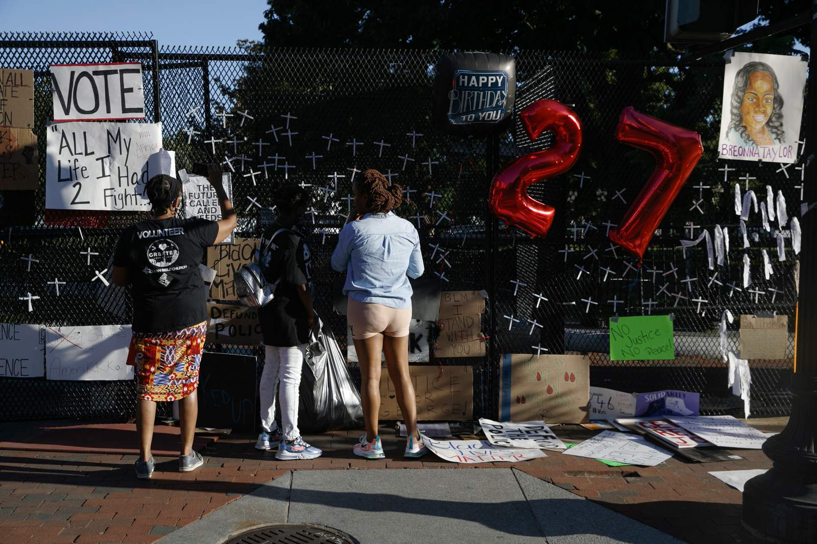 Violence gives way to street fair vibe outside White House
