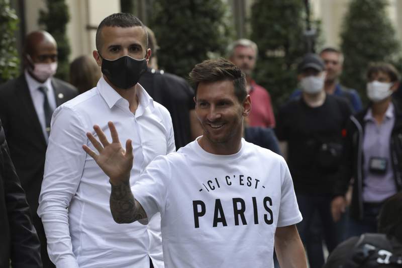 Lionel Messi signs 2-year contract with Paris Saint-Germain