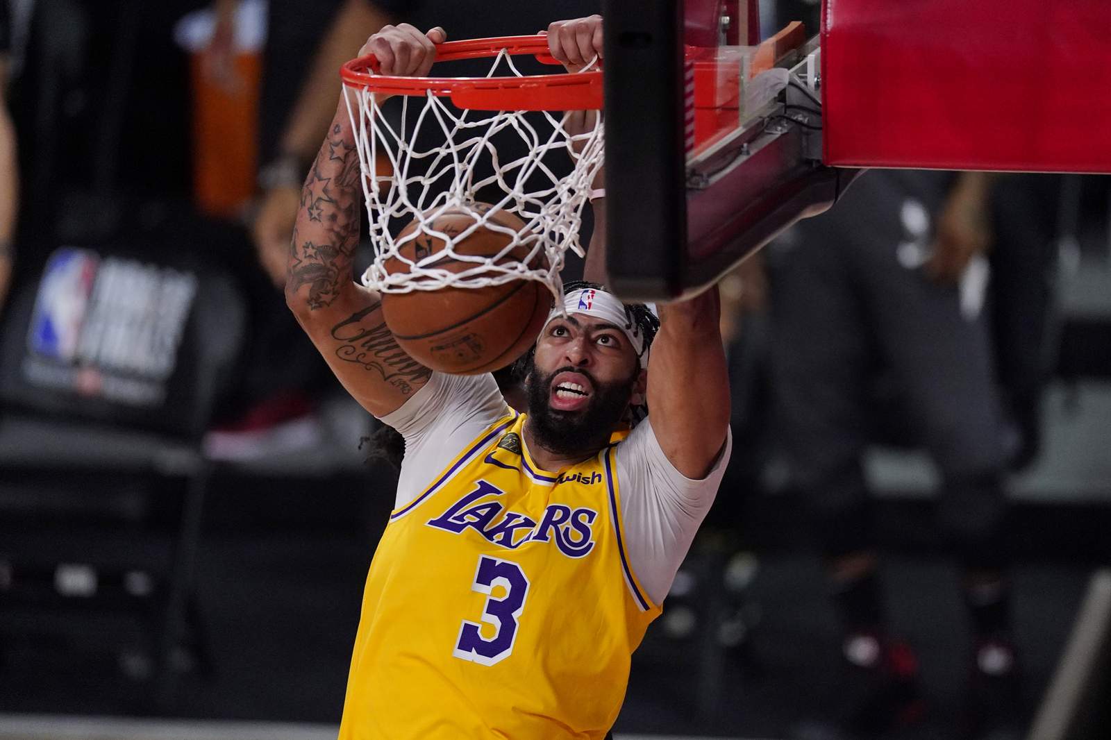 Lakers, LeBron roll in Game 1 of finals, top Heat 116-98