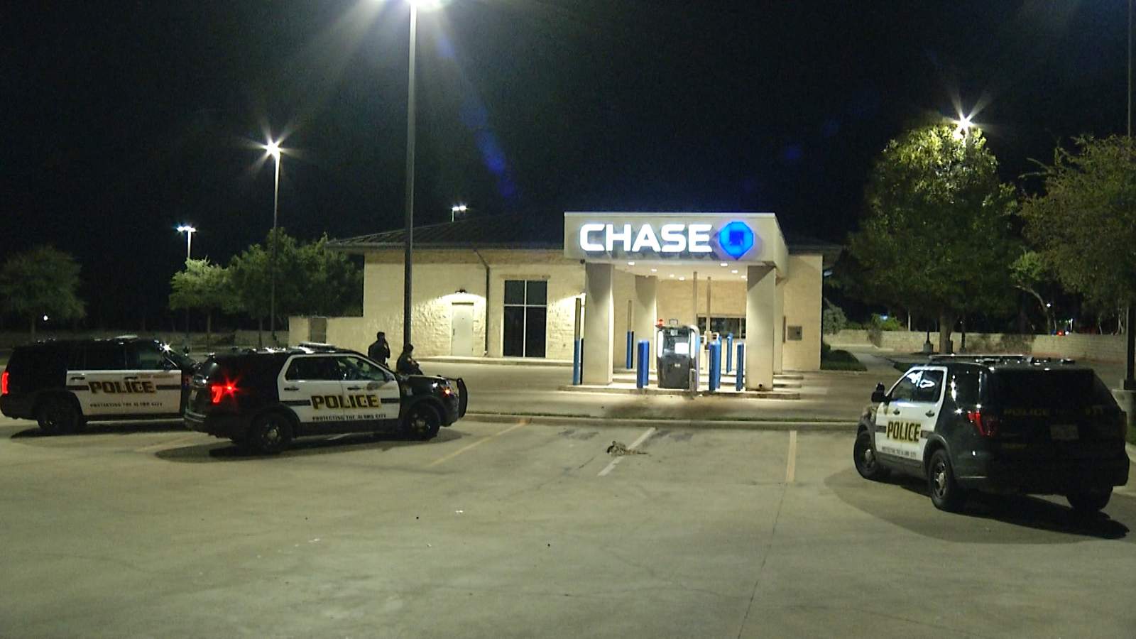 Thieves fail in attempt to break into ATM at Chase Bank, police say