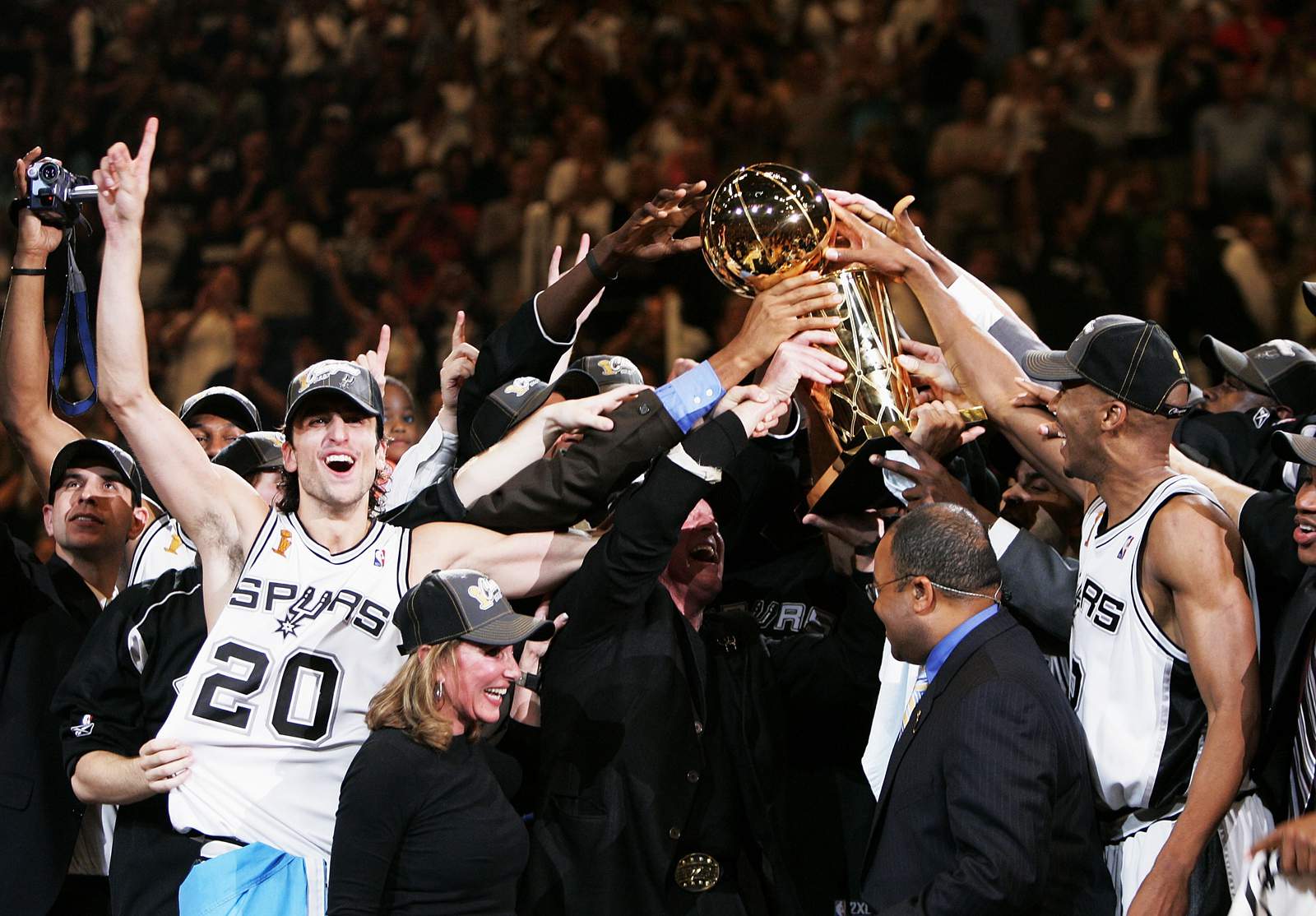 Spurs host outdoor watch party Friday to relive 2005 NBA championship