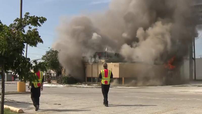 Abandoned restaurant erupts into flames on Southwest Side