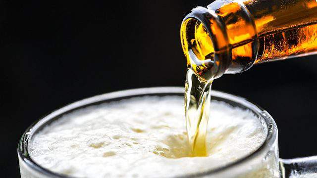 Man leaves $3K tip for a beer as restaurant closes for virus