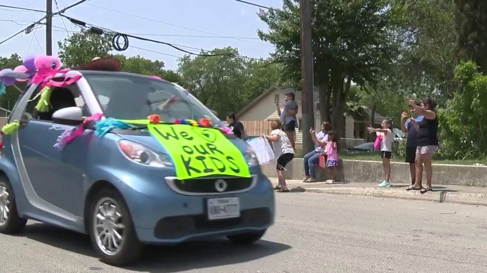 WATCH: Families hold Cinco de Mayo parade for SAISD teachers