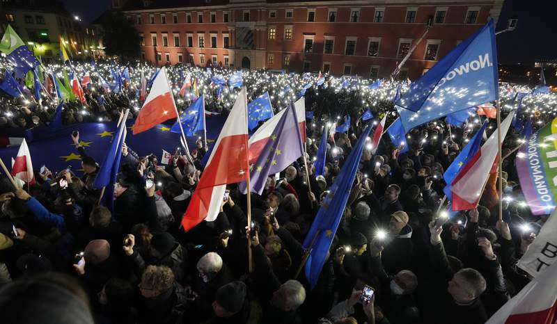 4 detained during massive pro-EU protest in Poland