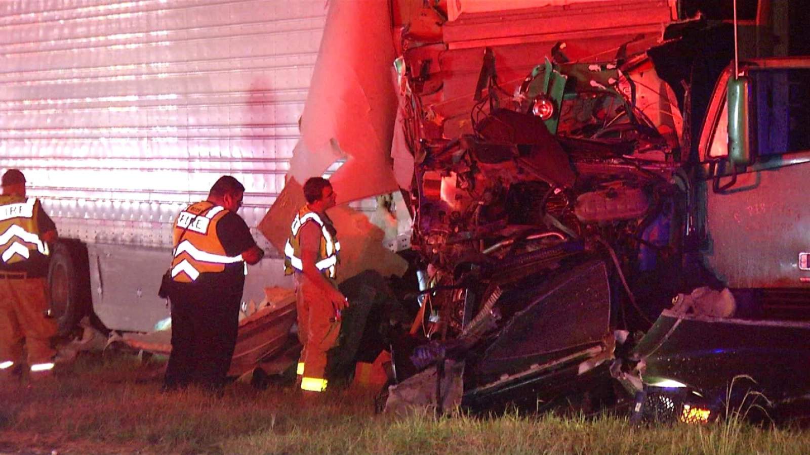 18-wheeler crash leaves debris, cabbage on I-37 in South Bexar County