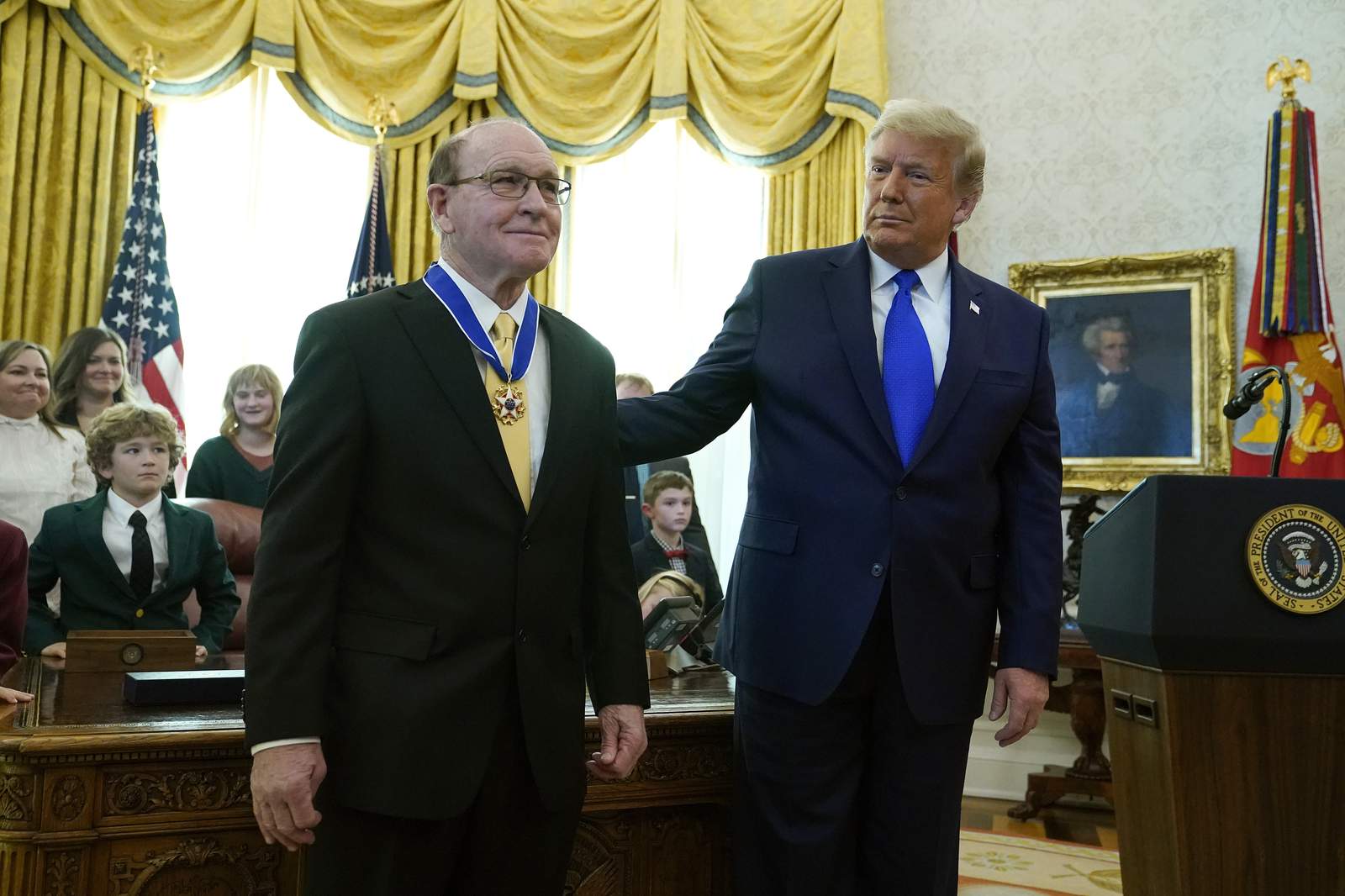 Trump honors legendary Iowa wrestler Gable at White House