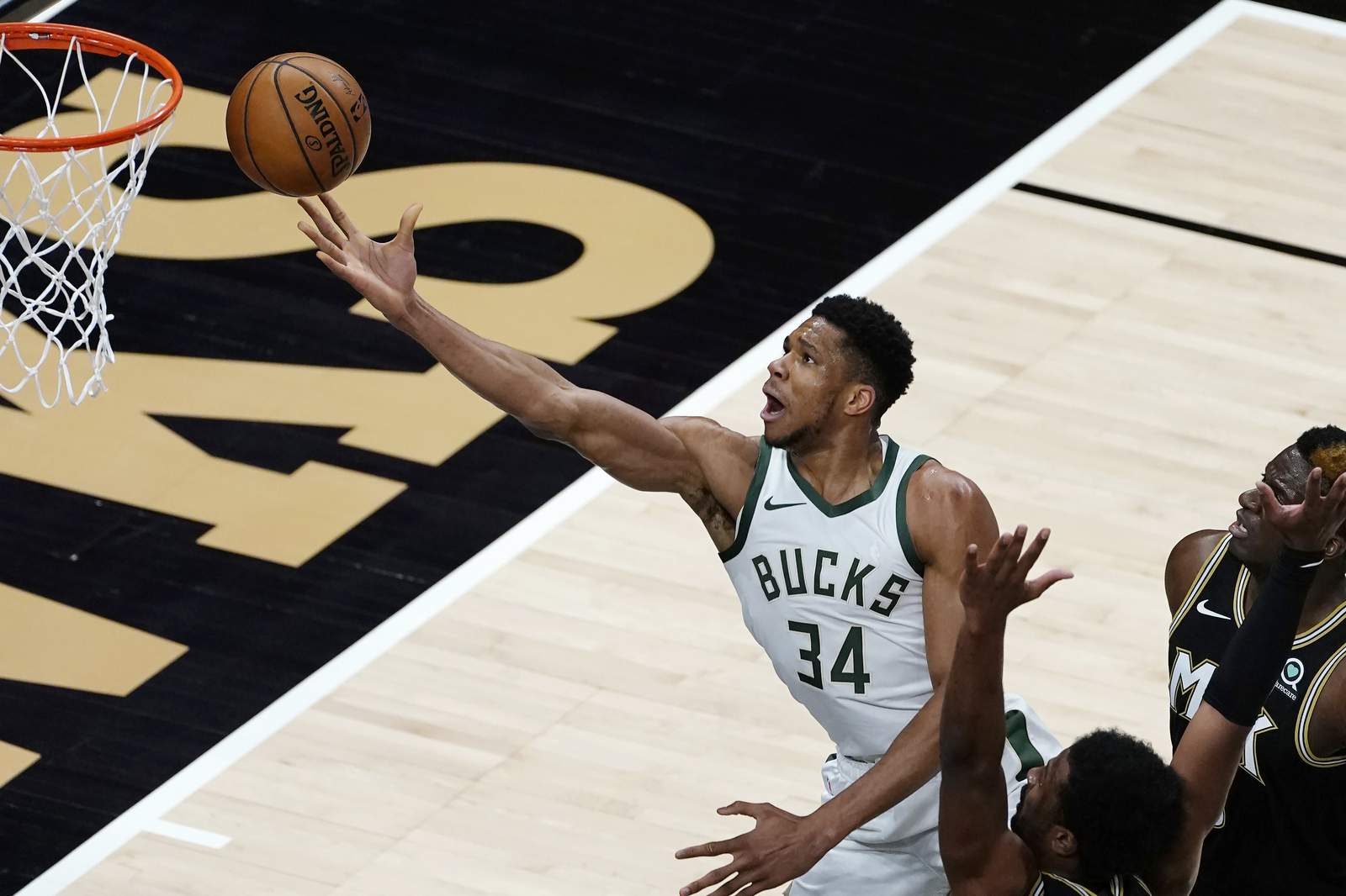 Giannis returns to Bucks after missing 6 games with knee