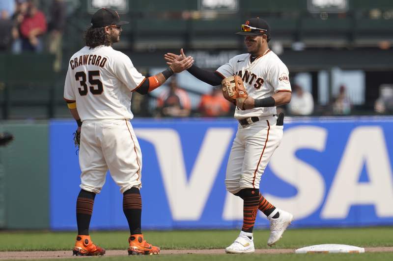 Giants beat Brewers 5-1, move into 1st-place tie