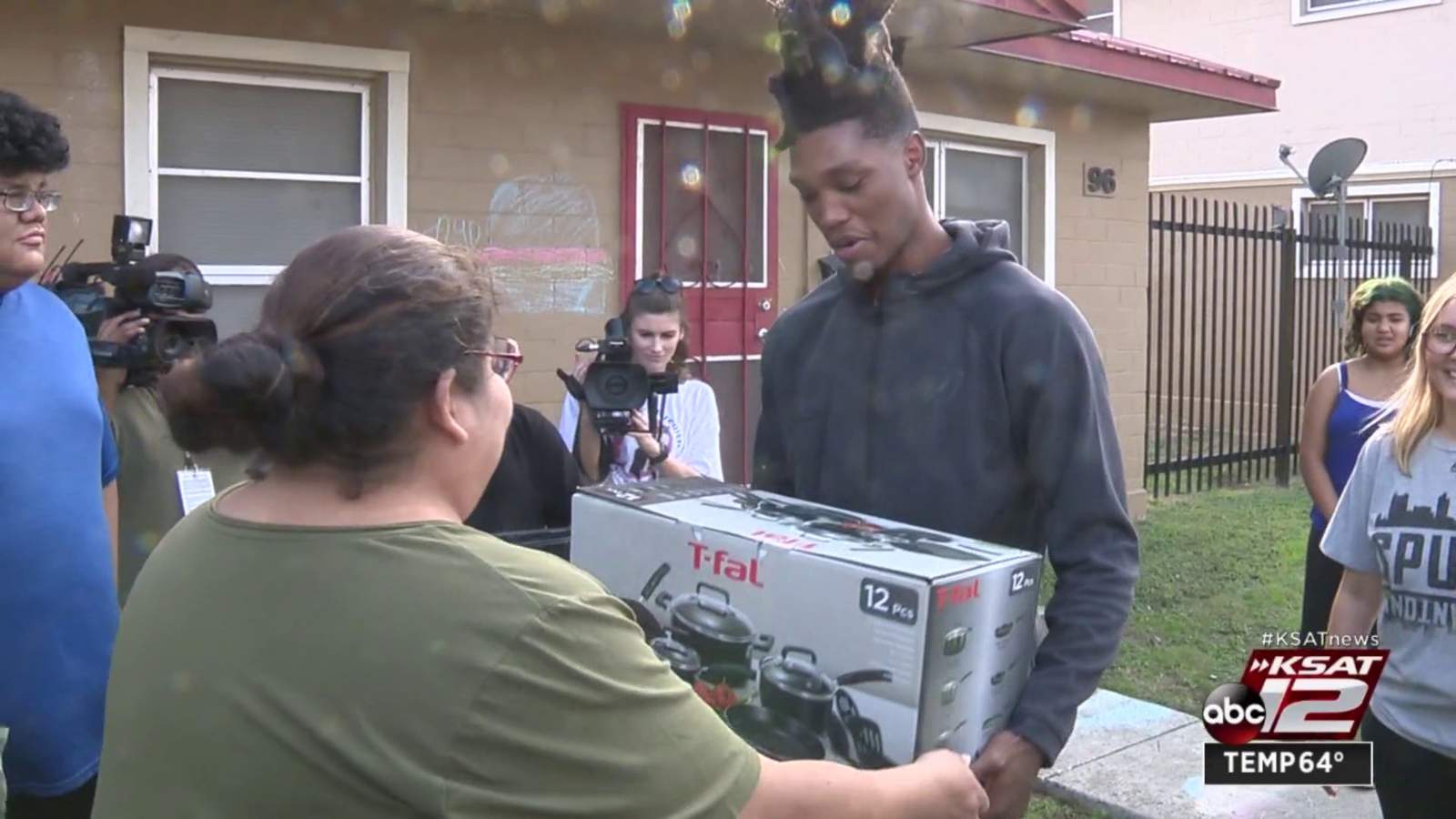 Lonnie Walker IV personally delivers Thanksgiving meals to families in need