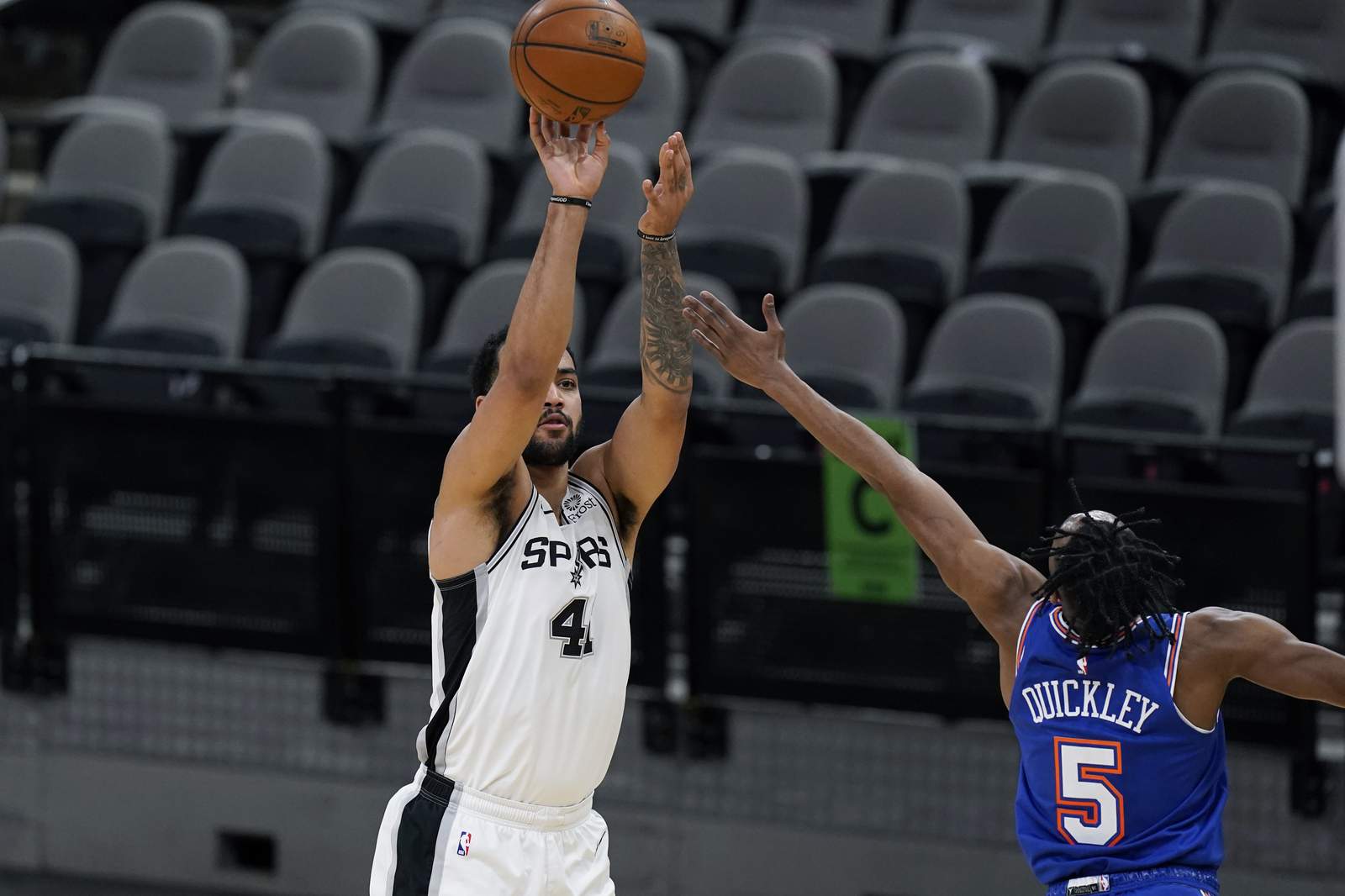 Lyles, Murray lead Spurs to victory, snapping Knicks’ streak