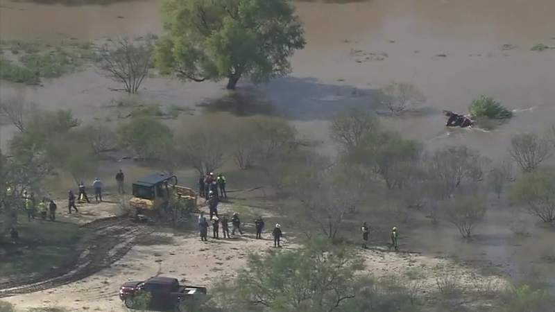 Body of 5-year-old girl found; recovery efforts continue for woman in submerged vehicle in east Bexar County, sheriff says