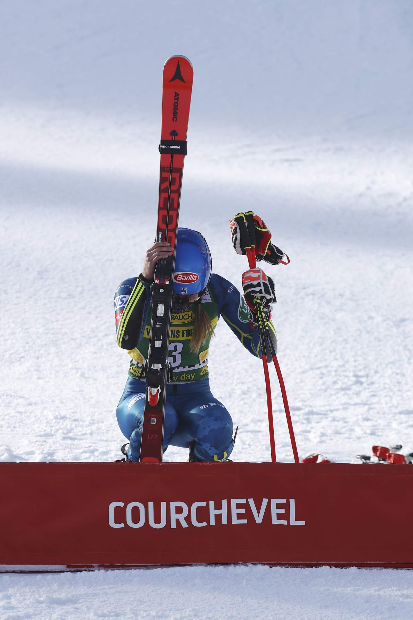 Mikaela Shiffrin wins emotional World Cup giant slalom race