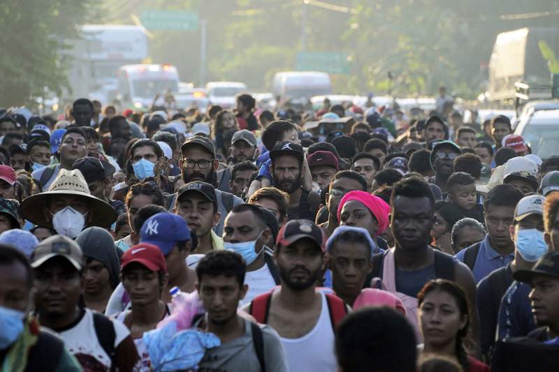 2,000 migrants continue walk through southern Mexico