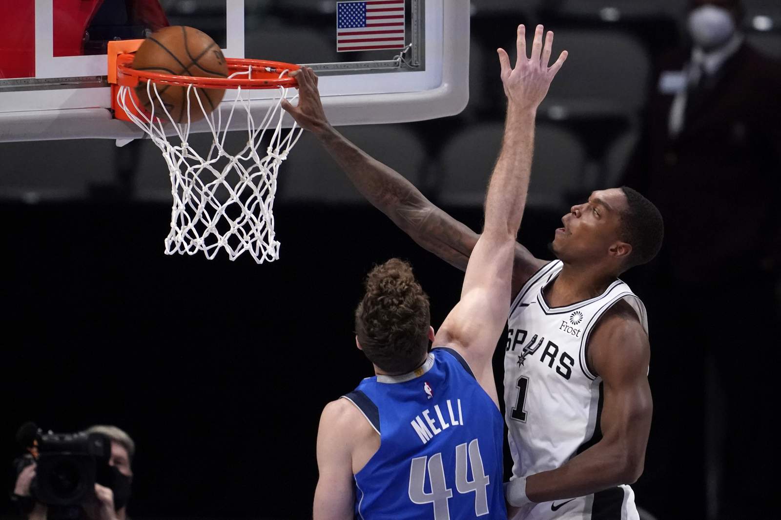 Manu Ginobili, Spurs fans and social media react to thunderous ‘poster’ dunk by Lonnie Walker over Mavs center