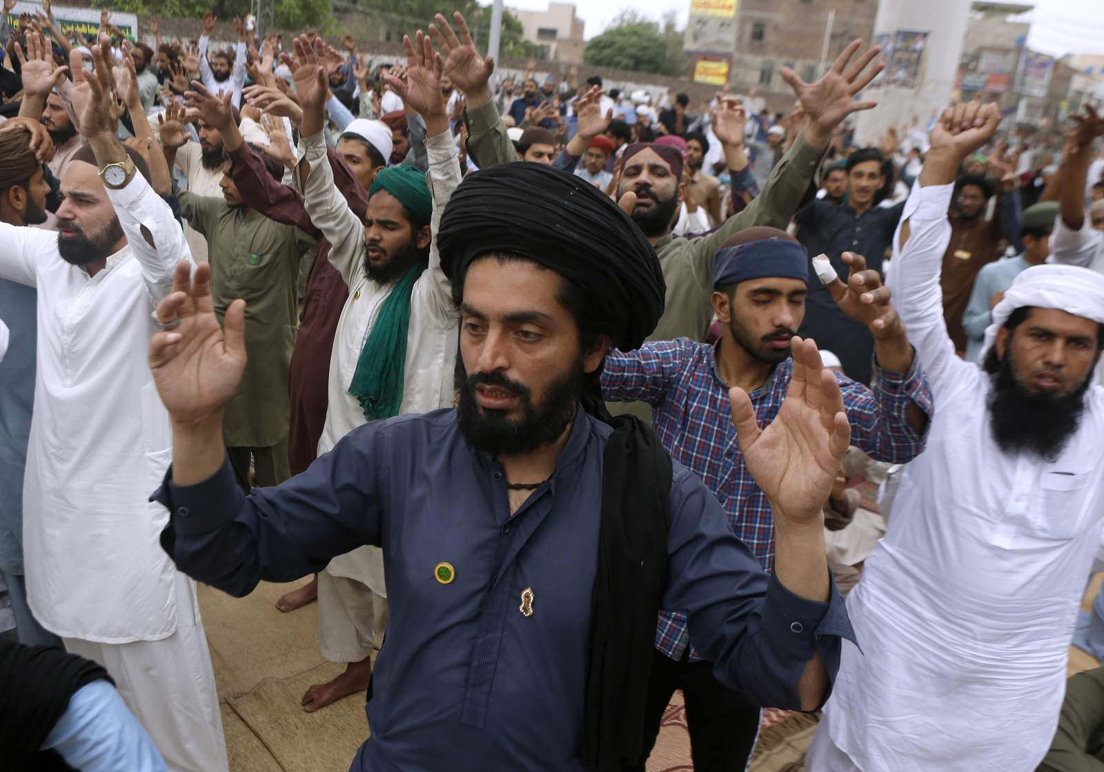 Pakistan briefly blocks social media amid anti-France rally