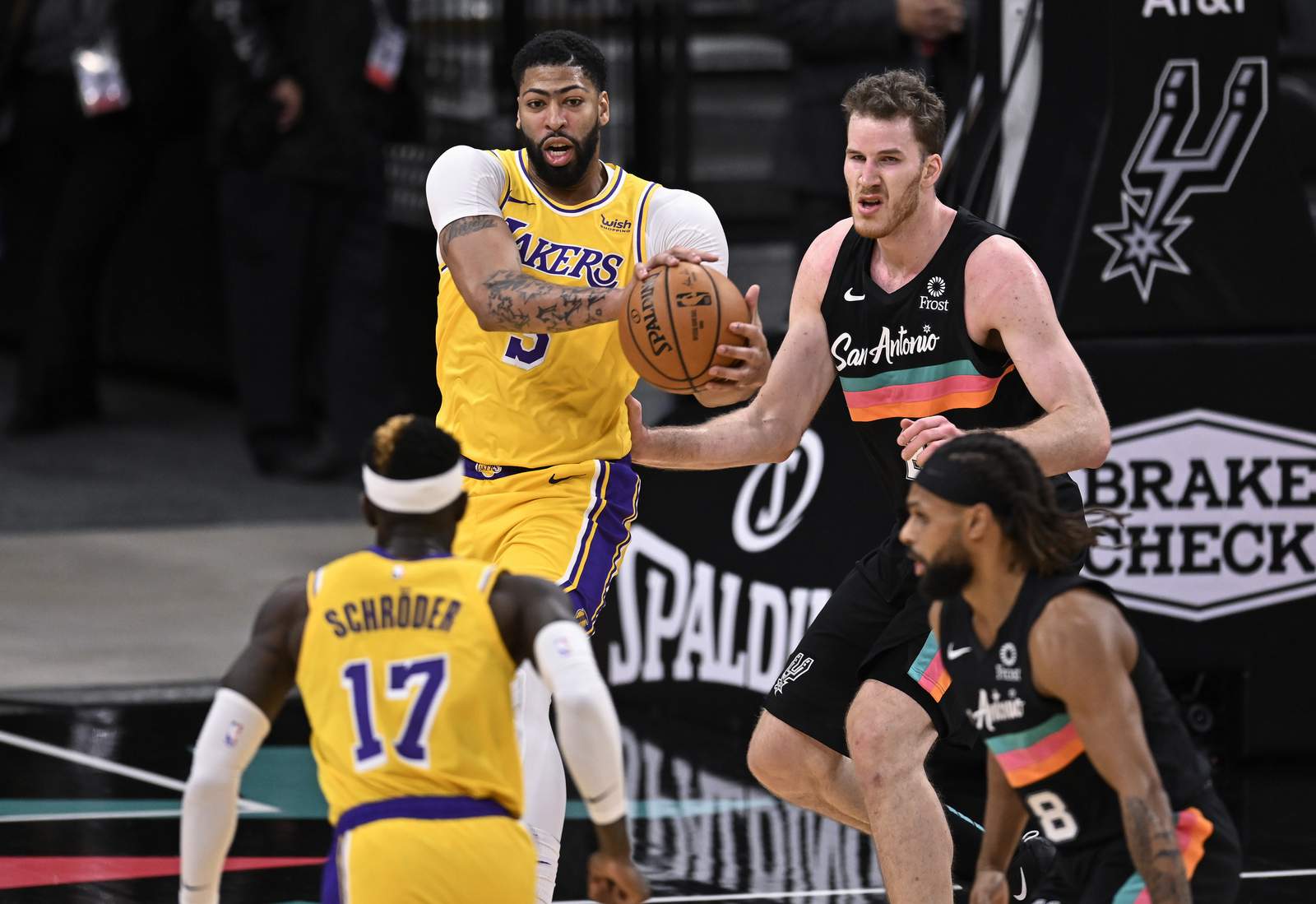 They love LA: Spurs snaps Lakers 4-game winning streak